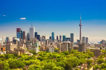 Poster Im Rahmen Kanada - Ontario - Toronto - Das schöne Sommersonntagspanorama der Skyline der Innenstadt von Toronto mit dem CN Tower © tracker