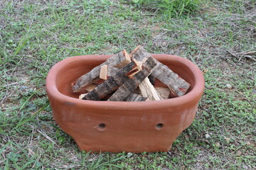 Ökologischer Grill mit Brennholz, bereit zum Grillieren, Philippinen