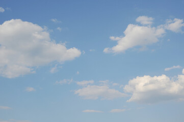 初夏の明るい空