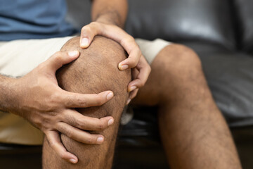 Men have rheumatoid arthritis. He has a knee pain. With both hands to hold the knee
