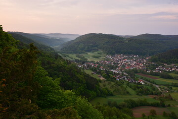 Sonnenaufgang über Förrenbach am Happurger Stausee in Franken Bayern