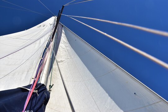 vele aperte di una barca in una giornata estiva, Sicilia