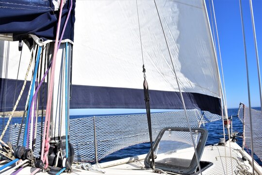 vele aperte di una barca in una giornata estiva, Sicilia