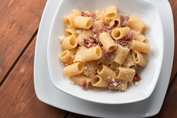 Piatto di deliziosa pasta alla gricia, cucina tipica laziale, Italia