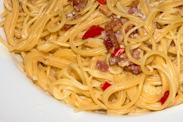 Spaghetti mit Schinken-Sahne-Soße