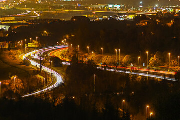 A highway at night full of vehicles circulating on it.