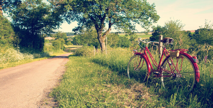 Vieux vélo rouge dans la campagne en France au printemps.