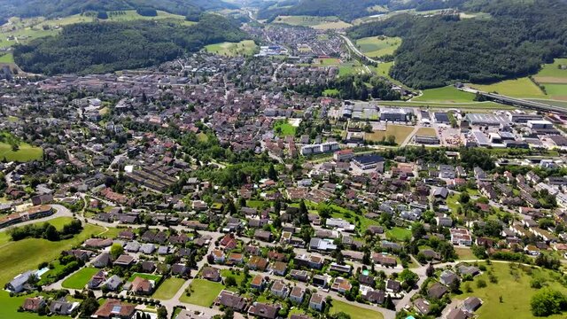 Im R&uuml;ckw&auml;rtsflug bei Sissach, Basel-Landschaft, Schweiz