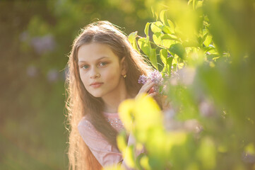 Naklejka premium Outdoor close up portrait of young beautiful happy smiling girl, long curly hair, no makeup. Summer sunny day. Female natural beauty, happiness concept