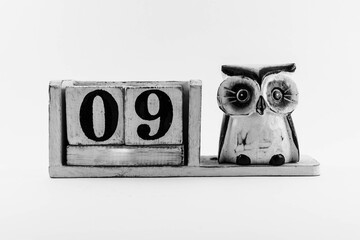 Date number with owl without month 09