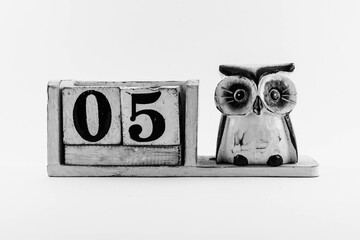 Date number with owl without month 05