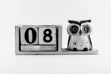 Date number with owl without month 08