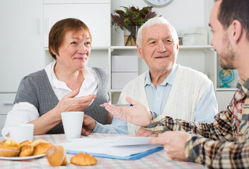 Elderly couple and social employee