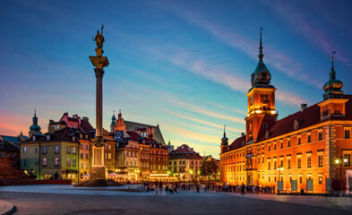 Obraz na płótnie Canvas Evening view of the historic center of Warsaw. Panoramic view on Royal Castle, ancient townhouses and Sigismund's Column in Old town in Warsaw, Poland.