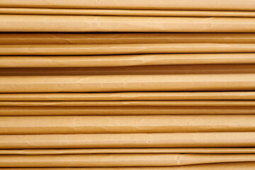 積み重さなった沢山の茶色い封筒