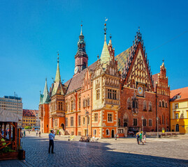 Fototapeta premium WROCŁAW, POLSKA. Centralny rynek z gotyckim Ratuszem Starego Miasta w słoneczny dzień. Wrocławski ratusz w słoneczny dzień. Rathaus