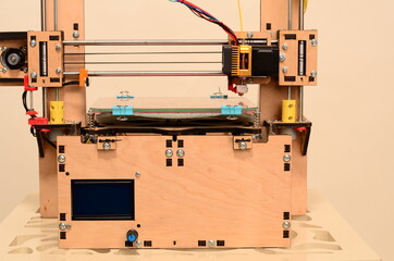 3D printer prints red form