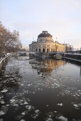 Obraz premium Over the frozen river Spree in Berlin
