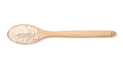 Mąka pszenna na drewnianej łyżce, wyizolowane białe tło
