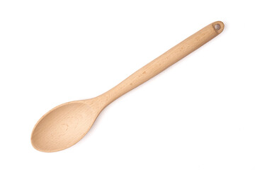 Drewniana łyżka na białym tle