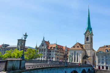 Fototapeta na wymiar Zürich, Münsterbrücke und Kirche Fraumünster. Aufgenommen vom Limmatquai.