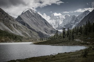 Fototapeta na wymiar Akkem Lake at the foot of Belukha Mountain in Altai. Cloud cover
