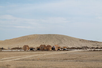 Obraz premium Oil pipes in a petrochemical plant during the production of oil and gas