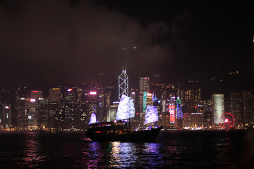 Fototapeta na wymiar Paisaje urbano de noche en Hong Kong
