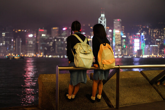 Ni&ntilde;as escolares en hong kong