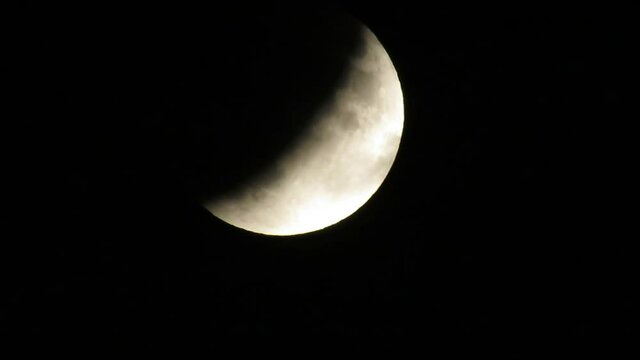 Luna creciente con nubosidad