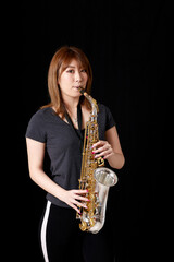 Fototapeta na wymiar サックスを演奏する若い日本人女性
