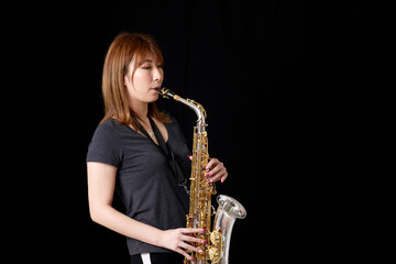 Fototapeta na wymiar サックスを演奏する若い日本人女性