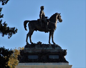Obraz premium Monumento del Rey Alfonso XII de España montado sobre en caballo en el parque del Retiro de Madrid