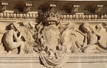 Escudo de la ciudad española de bilbao en un monumento en el parque del Retiro de Madrid