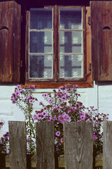 drewniane okna stary dom © Kima