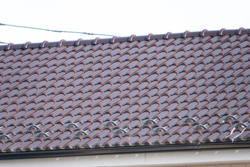 住宅　屋根の瓦と雪止め