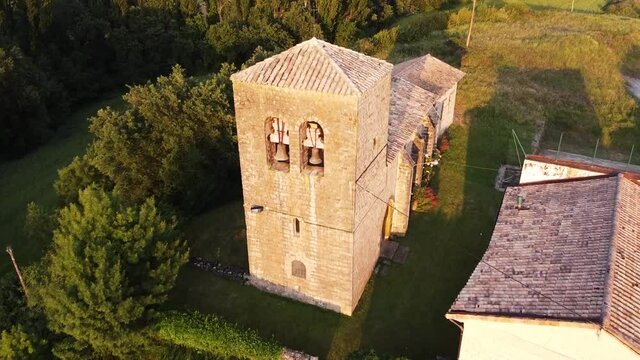 Vista aerea de una antigua iglesia de pueblo en Navarra. 