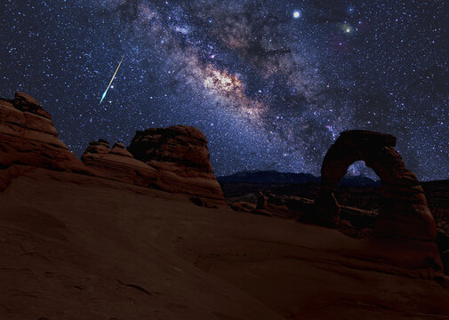 Milky Way night sky in Arches National Park, USA  - Łuk skalny w Parku Narodowym Arches i Droga Mleczna na nocnym gwieździstym niebie w bezksiężycową noc.