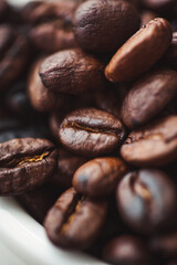 Naklejka premium pyszna aromatyczna kawa ziarnista i mielona