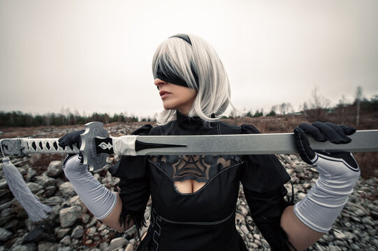 woman in white wig and sword with blindfold
