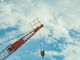 力強く工事を推し進める近代の重機