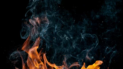 Tuinposter Vuur vuur vlammen met vonken op een zwarte achtergrond, close-up