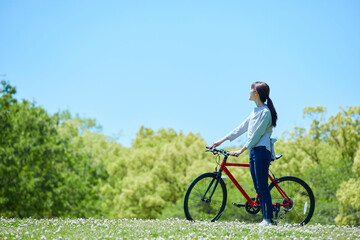 Obraz premium 休日にサイクリングを楽しむ若い女性