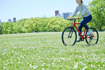 休日にサイクリングを楽しむ若い女性