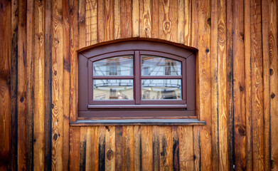 Fenster in Holzwand