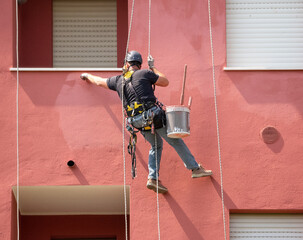 building maintenance of a facade with the double safety rope technique