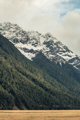 Obraz premium side view of a mountain in the New Zealand mountain range 