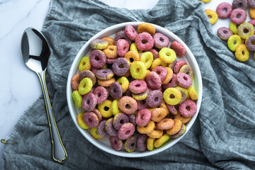 Cereal bowl with milk, blueberries and strawberries accompanied by tropical juice and ingredients. Gastronomic concept