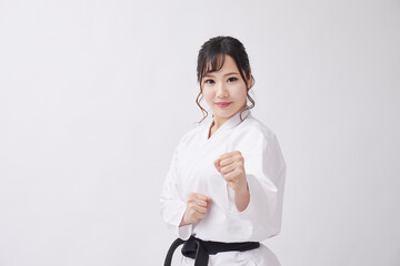 道着を着た若い日本人女性