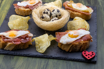 huevos de codorniz con jamón